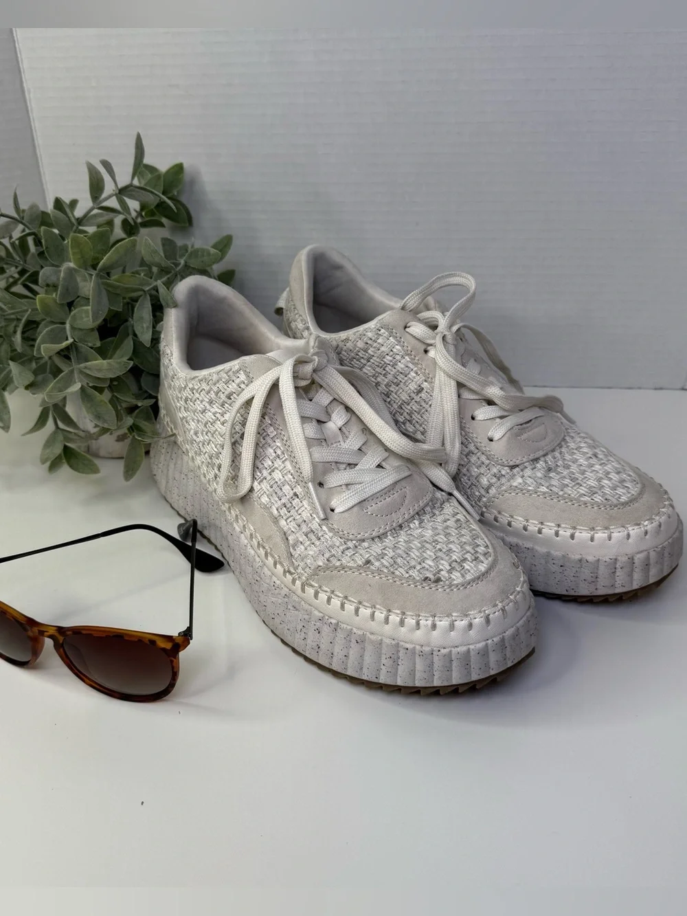Universal Thread platform sneakers